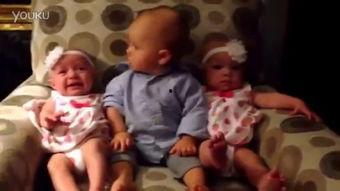 双胞胎抢瓜吃视频,萌态百出引网友热议