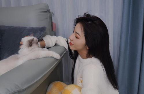 刘思瑶吃瓜一夜爆火视频,视频走红网络，网友热议不断