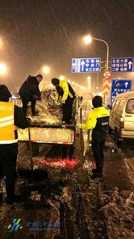 城管凌晨两区深夜两点吃瓜视频,城管凌晨两区深夜两点吃瓜视频引发热议