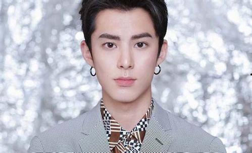 王鹤棣大型吃瓜现场视频,笑料百出，网友直呼“太可爱”