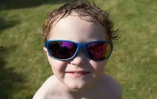 吃瓜博主戴墨镜视频,揭秘博主新潮流