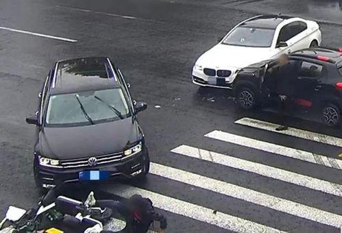 吃瓜车祸现场搞笑视频,笑料百出！吃瓜群众现场直击车祸搞笑瞬间