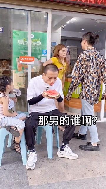 情侣吵架全家吃瓜视频,吃瓜群众现场直播上演家庭喜剧