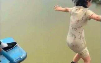 小姐姐穿裙子吃瓜视频,小姐姐裙子下吃瓜，清凉一夏甜蜜瞬间